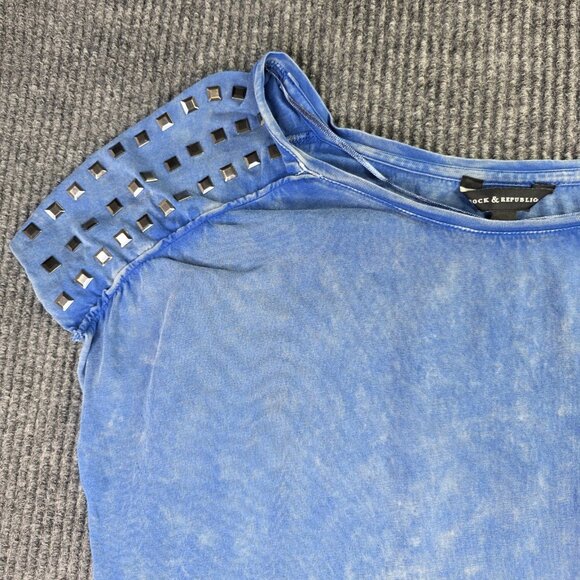 Rock & Republic Shirt Womens L Blue Wash Studded Asymmetrical Hem Top Boho Edgy - Picture 3 of 9
